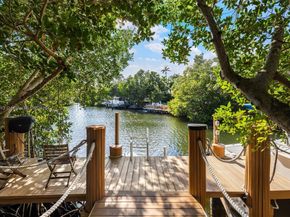 7150 W Lago Dr, Coral Gables FL 33143