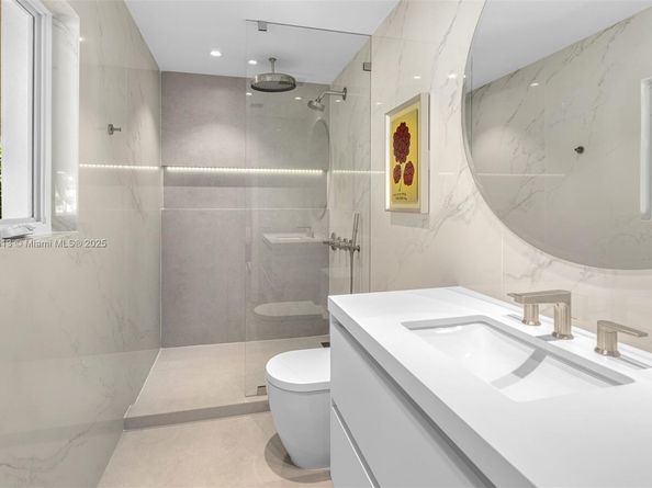 7150 W Lago Dr, Coral Gables FL 33143