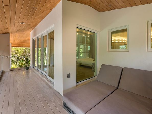 7150 W Lago Dr, Coral Gables FL 33143