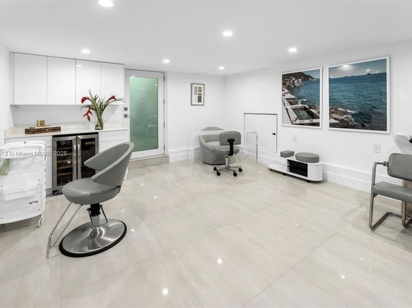 7150 W Lago Dr, Coral Gables FL 33143