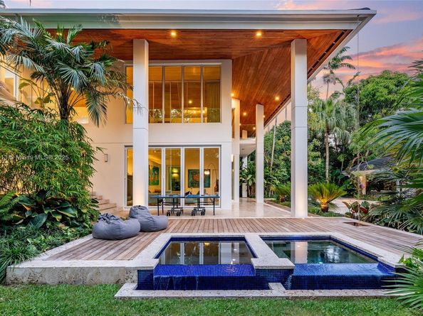 7150 W Lago Dr, Coral Gables FL 33143