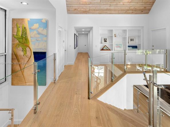 7150 W Lago Dr, Coral Gables FL 33143