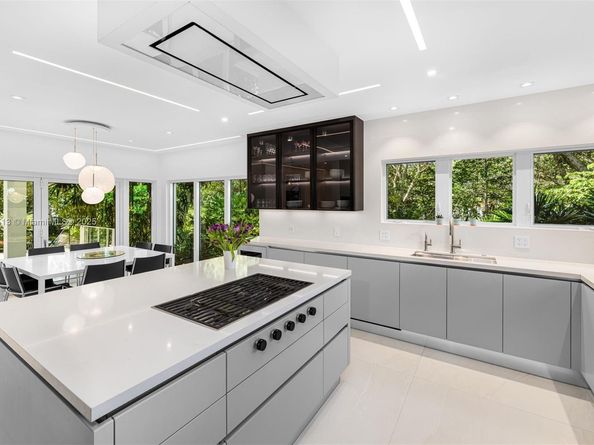 7150 W Lago Dr, Coral Gables FL 33143