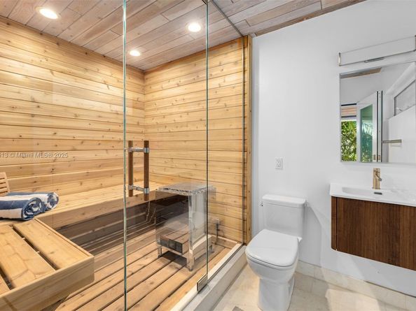 7150 W Lago Dr, Coral Gables FL 33143