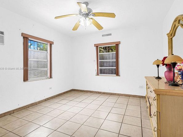 911 E 9th Pl, Hialeah FL 33010