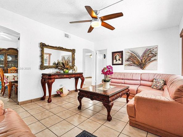911 E 9th Pl, Hialeah FL 33010