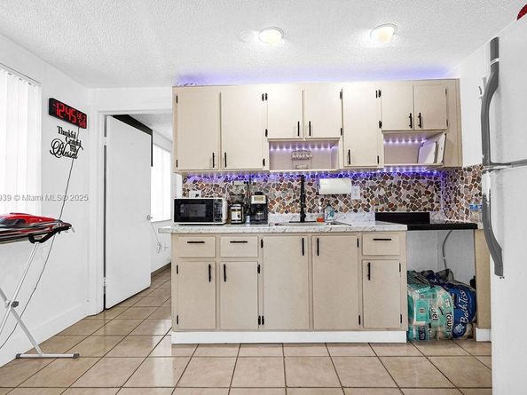 911 E 9th Pl, Hialeah FL 33010