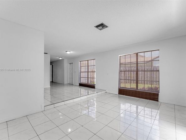 6908 SW 104th Ct, Miami FL 33173