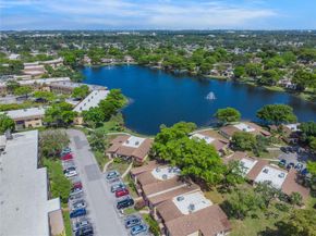 121 Briarwood Cir 15, Hollywood FL 33024