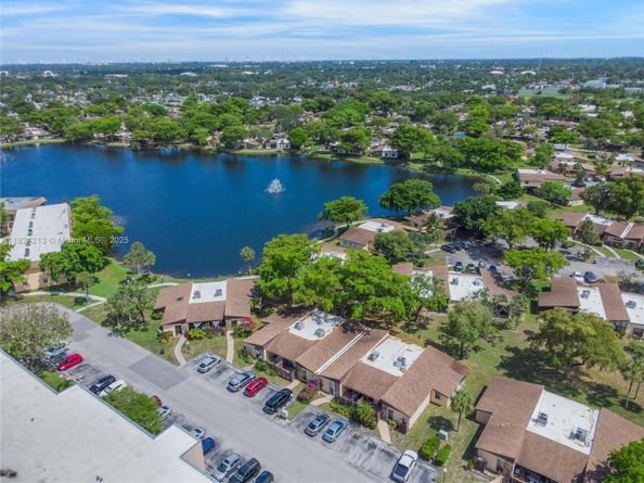 121 Briarwood Cir 15, Hollywood FL 33024