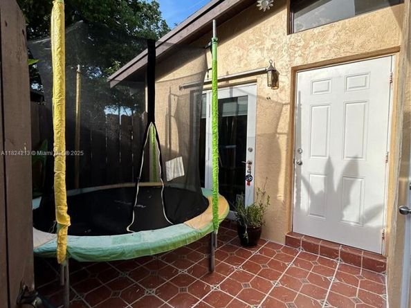121 Briarwood Cir 15, Hollywood FL 33024