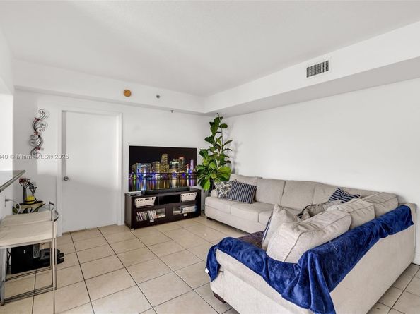 1 Glen Royal Pkwy 1207, Miami FL 33125