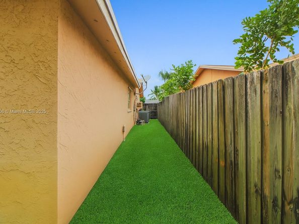 8930 NW 11th St, Pembroke Pines FL 33024