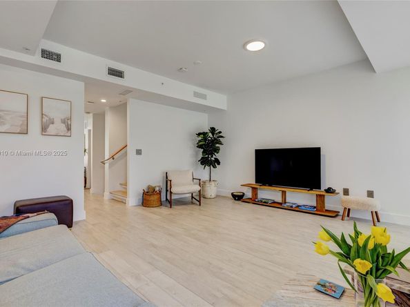 89 N Shore Dr, Miami Beach FL 33141