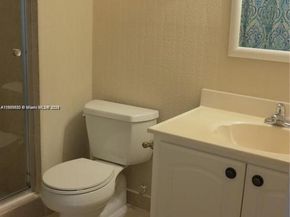 350 Lakeview Dr 201, Weston FL 33326