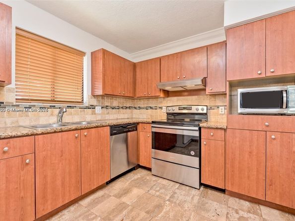 350 Lakeview Dr 201, Weston FL 33326
