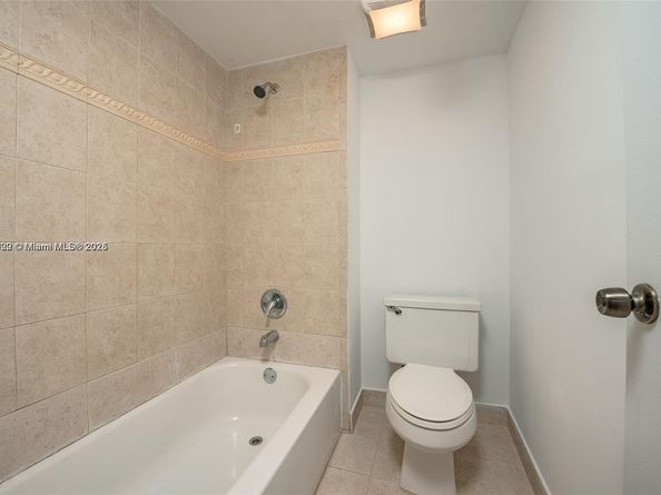 350 Lakeview Dr 201, Weston FL 33326