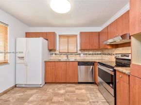 350 Lakeview Dr 201, Weston FL 33326