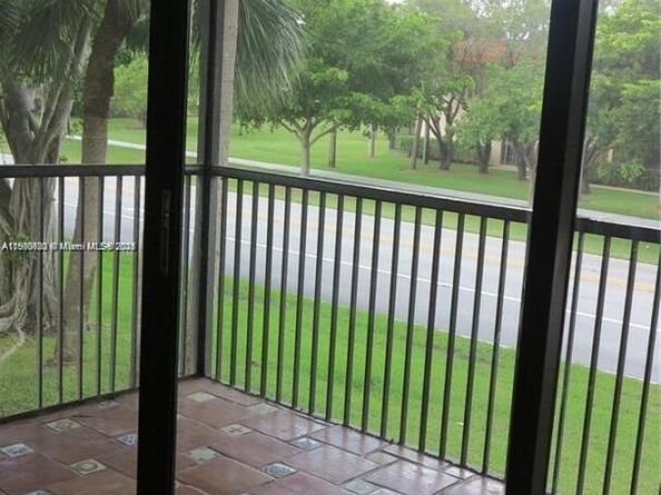 350 Lakeview Dr 201, Weston FL 33326