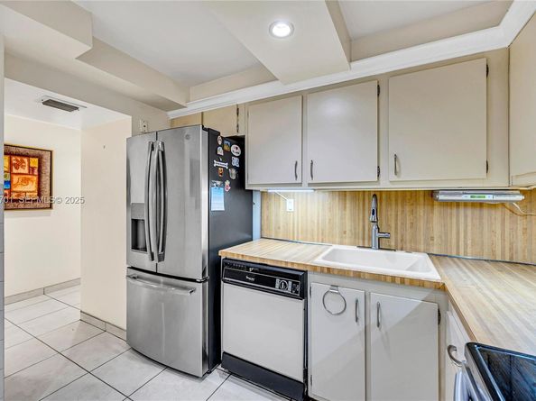 2401 Collins Ave 507, Miami Beach FL 33140