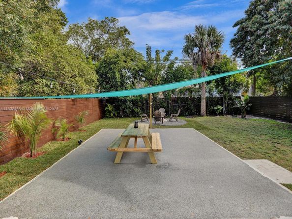 1106 NW 7th Ter, Fort Lauderdale FL 33311