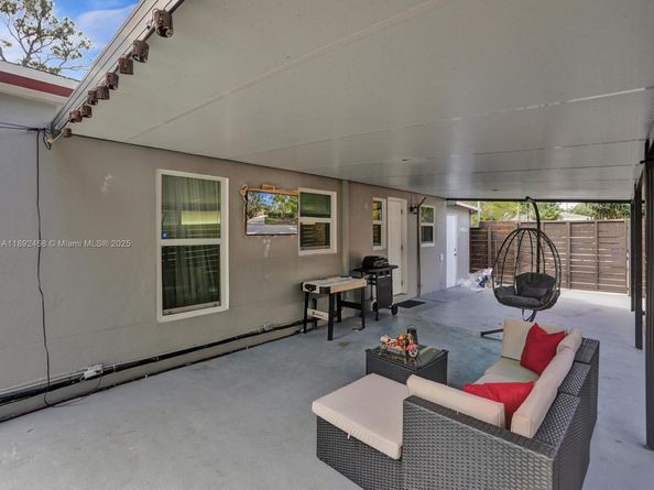 1106 NW 7th Ter, Fort Lauderdale FL 33311