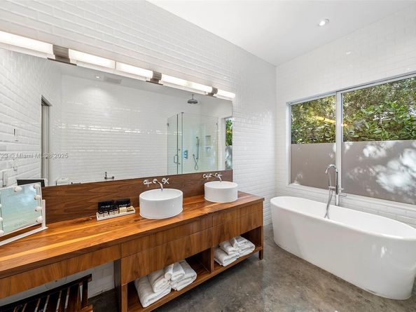 1000 NE Little River Dr, Miami FL 33138