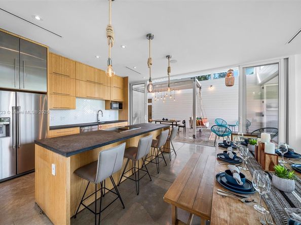 1000 NE Little River Dr, Miami FL 33138