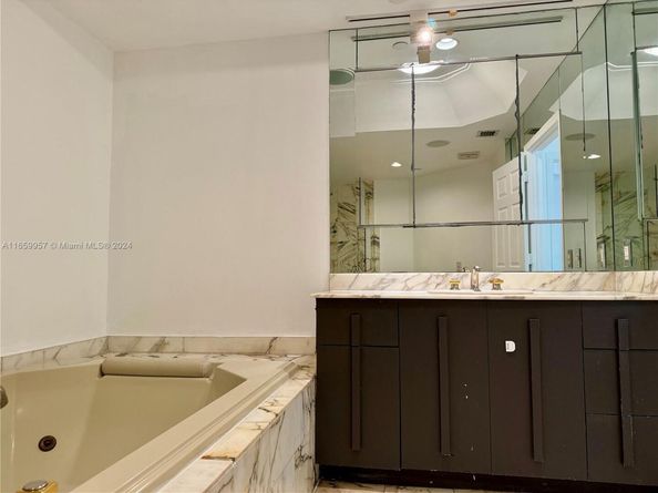 3700 Island Blvd C202, Aventura FL 33160