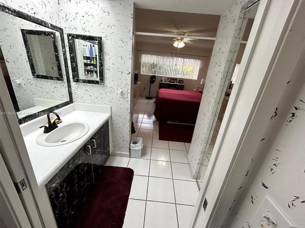 12550 SW 15th St 303E, Pembroke Pines FL 33027