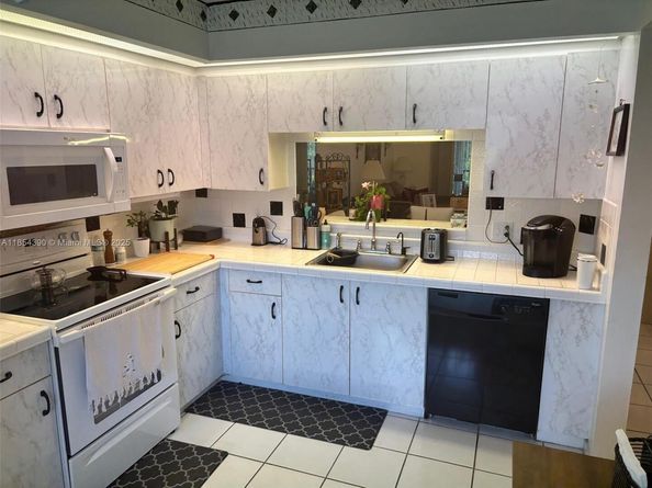 12550 SW 15th St 303E, Pembroke Pines FL 33027