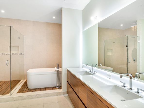3581 E Glencoe St 307, Miami FL 33133