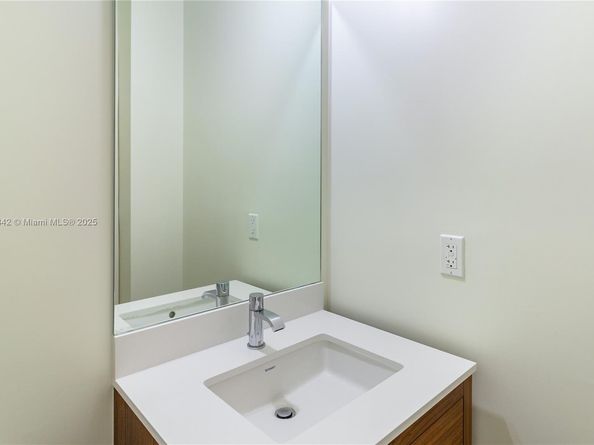 3581 E Glencoe St 307, Miami FL 33133