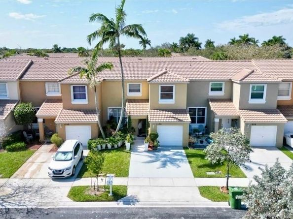 1370 NW 154th Ave, Pembroke Pines FL 33028