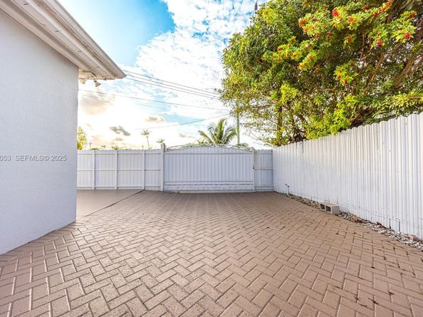 9365 SW 44th St, Miami FL 33165