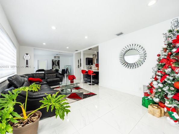 9365 SW 44th St, Miami FL 33165