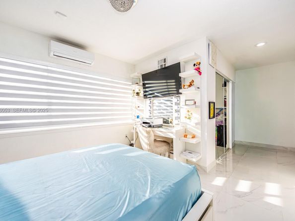 9365 SW 44th St, Miami FL 33165