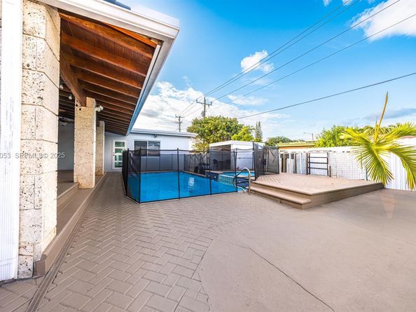 9365 SW 44th St, Miami FL 33165