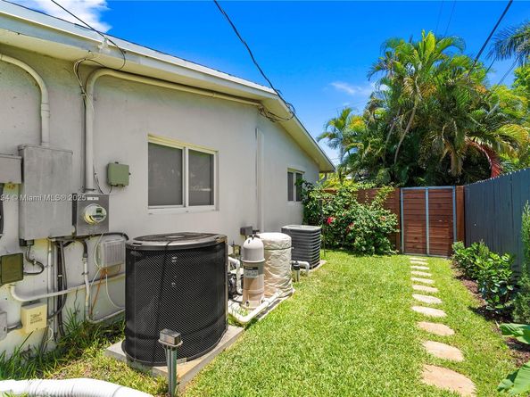 4461 NE 15th Ave, Oakland Park FL 33334