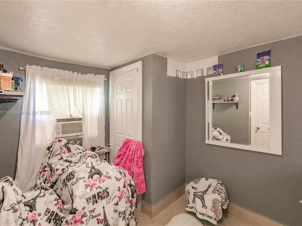 2279 NW 48th St, Miami FL 33142