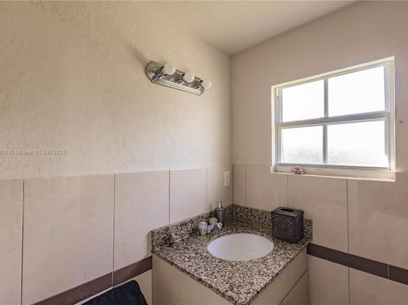 2279 NW 48th St, Miami FL 33142