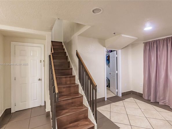 2279 NW 48th St, Miami FL 33142
