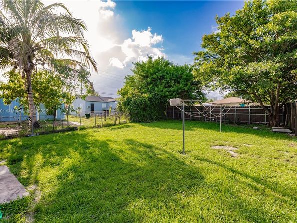 2279 NW 48th St, Miami FL 33142