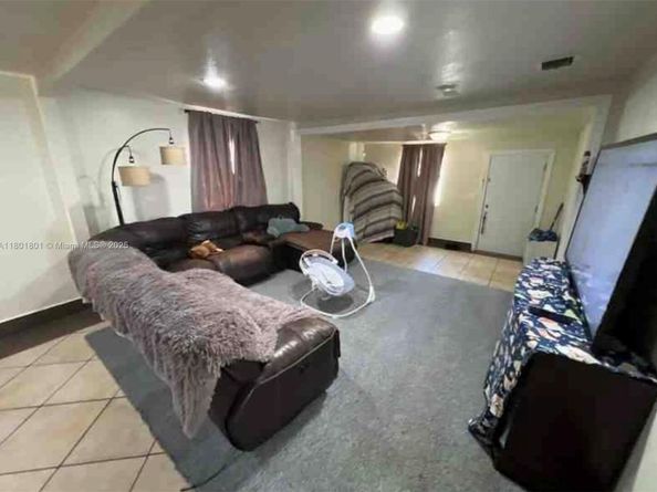 2279 NW 48th St, Miami FL 33142