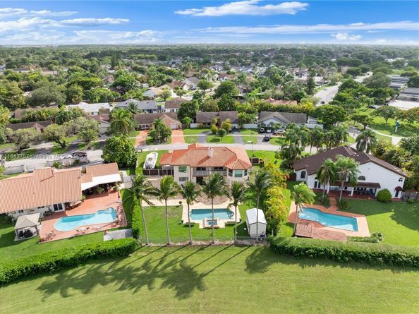 9621 W Calusa Club Dr, Miami FL 33186