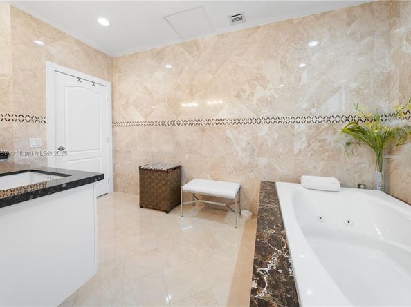 9621 W Calusa Club Dr, Miami FL 33186