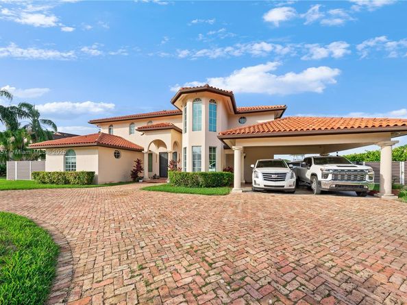 9621 W Calusa Club Dr, Miami FL 33186