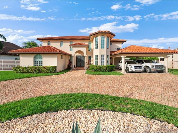 9621 W Calusa Club Dr, Miami FL 33186