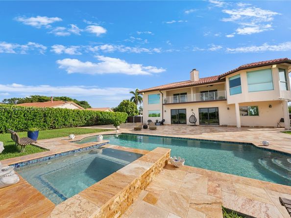 9621 W Calusa Club Dr, Miami FL 33186