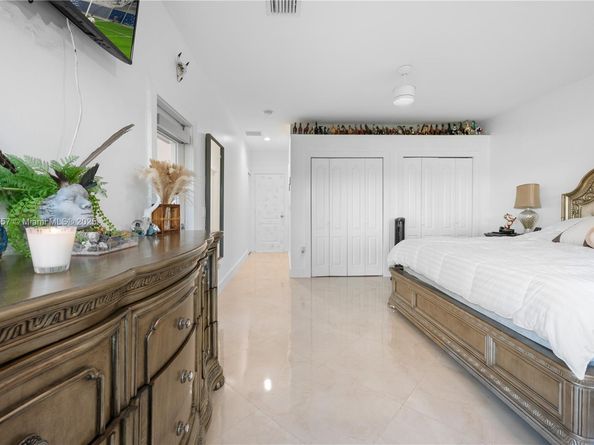 9621 W Calusa Club Dr, Miami FL 33186